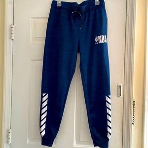 Men’s NBA blue Sweat pant w/NBA logo, drawstring waist, tapered at ankle,pockets